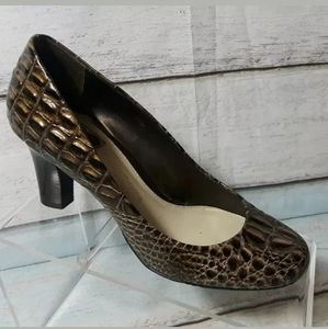 Liz Claiborne Women's Brown Alligator Heeled Pump